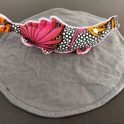 Peluche sardine wax rose, avec yeux brodés blanc et tissu éponge rose vif.