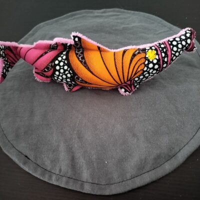 Peluche sardine wax rose, avec yeux brodés jaune et tissu éponge rose vif.